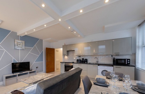 Sutton Central Apartment | The Diamond 1 Bed, High Street, Sutton