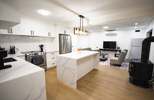Penetanguishene House | The Discovery Retreat: Heated Pool, Hot Tub, Firepit, BBQ, Sauna, Game Room