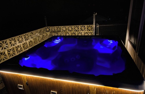 Penetanguishene House | The Discovery Retreat: Heated Pool, Hot Tub, Firepit, BBQ, Sauna, Game Room