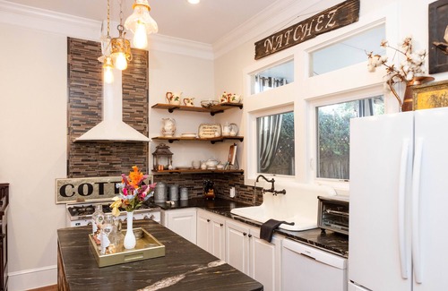 Natchez House | The Dollhouse | 3/2 | Walk to Downtown