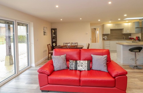 Alweston Cottage | THE DONKEY SHED, family friendly, with a garden in Sherborne
