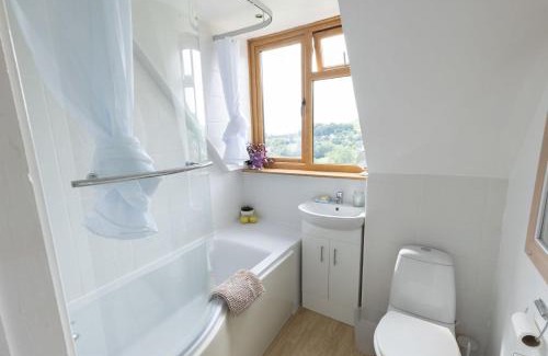 Stroud House | The Dormers - 5 BD Amazing Views of Stroud Valley