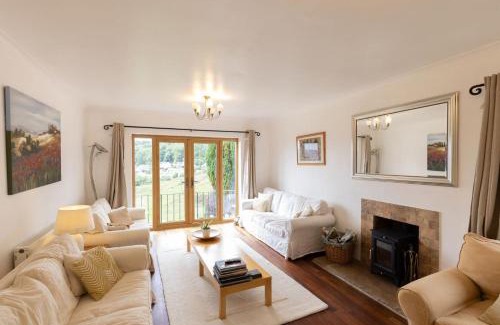 Stroud House | The Dormers - 5 BD Amazing Views of Stroud Valley