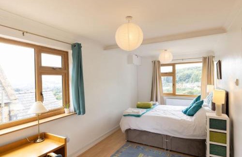 Stroud House | The Dormers - 5 BD Amazing Views of Stroud Valley