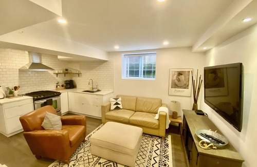 Douglas Apartment | The Douglas Suite w/Hot Tub - near White Rock