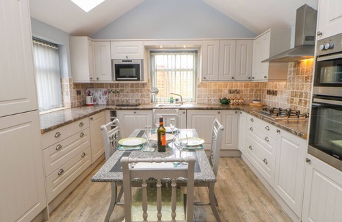 Richmond Cottage | THE DOVE COTE, pet friendly, with hot tub in Brompton-On-Swale