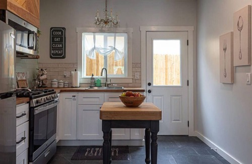Prescott House | The Downtown Aubrey House Unit A
