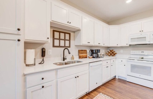 Historic Downtown Manteo Apartment | The Downtown Delight Family Suite