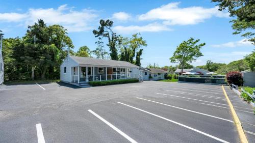 Hampton Bays Hotel | The Drake Inn