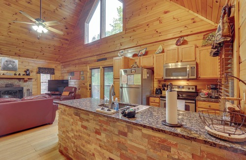 Sevierville Cabin | ‘The Dreamer's Nest’ Sevierville Cabin w/Hot Tub!