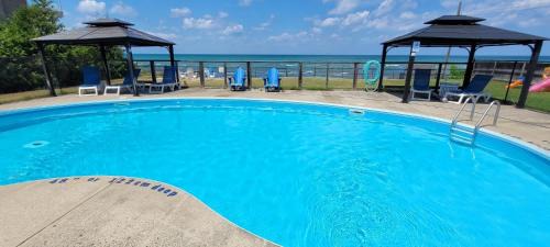 Wasaga Beach House | The Driftwood Deck