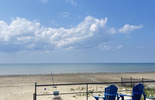 Wasaga Beach House | The Driftwood Deck