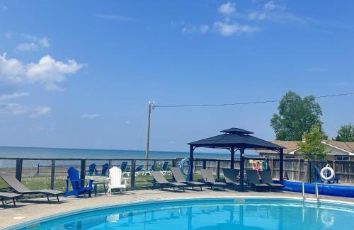 Wasaga Beach House | The Driftwood Deck