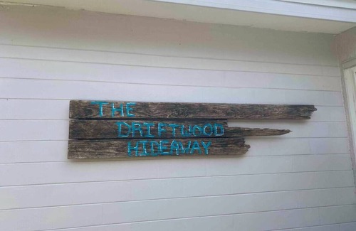 Holly Hill House | The Driftwood Hideaway - Daytona Beach, FL - Minutes from the Beach & More!