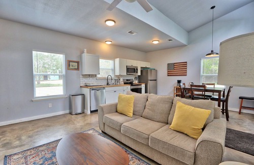 Driftwood House | The Driftwoods-Yellow House I Hot tub