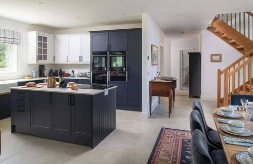Ampney Crucis House | The Duck House | Dog-Friendly Lakehouse + Hot Tub