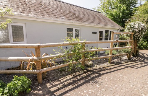 Haverfordwest Cottage | THE DUCK HOUSE, pet friendly, with open fire in Wolfscastle