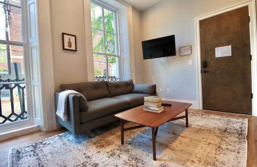 Old Town Alexandria Apartment | The Duke Suite at Prince Street Inn
