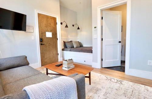 Old Town Alexandria Apartment | The Duke Suite at Prince Street Inn