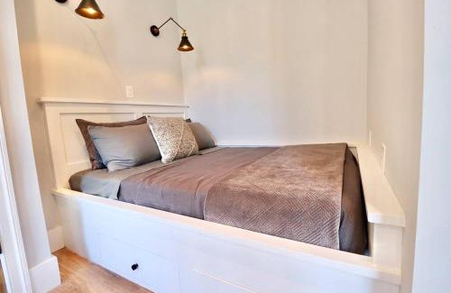 Old Town Alexandria Apartment | The Duke Suite at Prince Street Inn