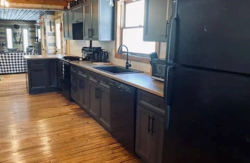 Stoney Creek Cabin | The Dusty Trail lodge, a private oasis.