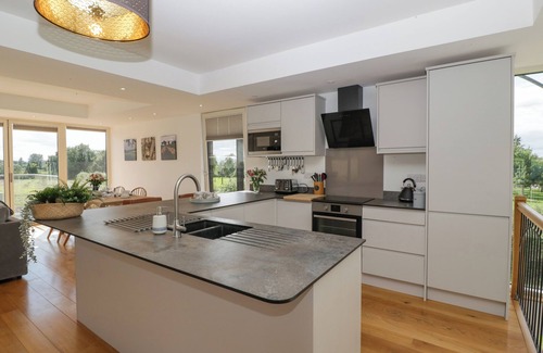 Leominster Cottage | THE DUTCH BARN, luxury holiday cottage, with hot tub in Leominster