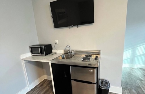 Panama City House | The East Bay Inn Room 5 - Cozy hotel in brilliant Panama City with AC, WiFi