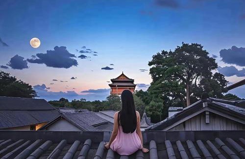 Dongcheng Hotel | The East Hotel-Very close to the Drum Tower,The Lama Temple,Houhai Bar Street,and the Forbidden City,There are many old Beijing traditional hutongs around the hotel ,Experience the culture of old Beijing hutongs,Near Exit A of Shichahai on Metro Line 8