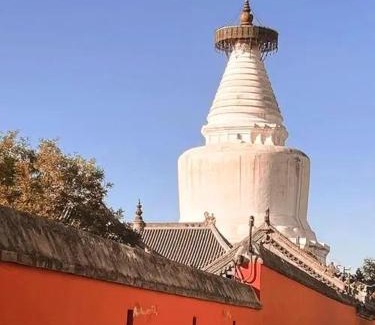 Dongcheng Hotel | The East Hotel-Very close to the Drum Tower,The Lama Temple,Houhai Bar Street,and the Forbidden City,There are many old Beijing traditional hutongs around the hotel ,Experience the culture of old Beijing hutongs,Near Exit A of Shichahai on Metro Line 8