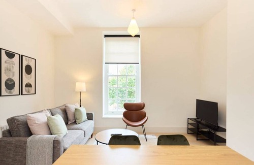 St. Dunstan's Apartment | The East London Mile Crib - Bright 2bdr Flat
