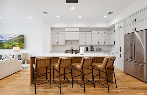 Oak Lawn House | The Eastwood Escape - New Luxury Townhome – 3BR/3.5BA + Rooftop Deck in Oak Lawn