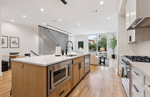 Oak Lawn House | The Eastwood Escape - New Luxury Townhome – 3BR/3.5BA + Rooftop Deck in Oak Lawn