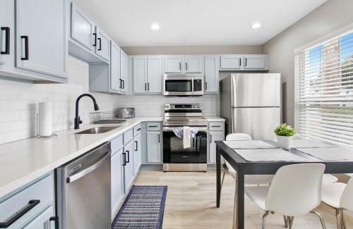 Lake Berkley House | The Eazy Breezy House - 4BR w/Heated Pool