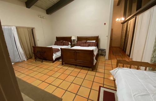 Bellville Cabin | The Eberly Ranch- A rustic retreat, Roundtop & Houston just a drive away!