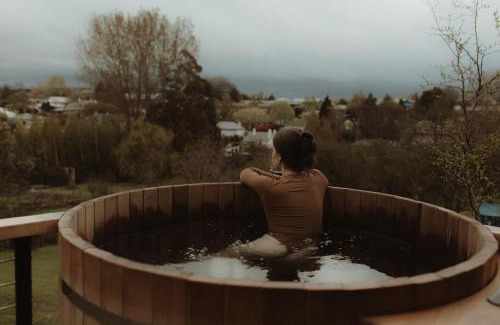 Deloraine Villa | The Eco Cabin Tasmania - Cedar Hot Tub