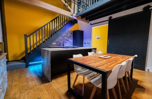 Southport Apartment | The Eden Warehouse - Gold Apartment, sleeps 6