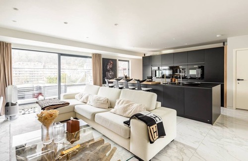 Jambes Apartment | The Edgewater Suites RIVERSIDE
