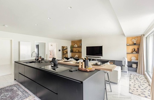Jambes Apartment | The Edgewater Suites RIVERSIDE