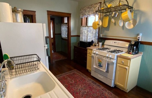 St. Joseph House | "The Edmond" an 1887 Arts & Crafts gem! - 1 King - 1 Queen