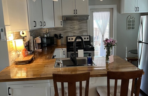 Jonesborough Cottage | The Eggplant Cottage - Walking distance to downtown historic Jonesborough!