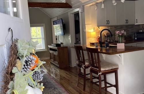 Jonesborough Cottage | The Eggplant Cottage - Walking distance to downtown historic Jonesborough!