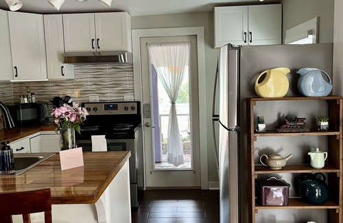 Jonesborough Cottage | The Eggplant Cottage - Walking distance to downtown historic Jonesborough!