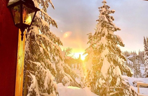 Silver Star Mountain Ski Chalet | The "Eh" Frame at SilverStar- Sleeps 5 with Private Hot Tub