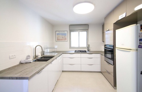 Emek Refaim House | The Elazar : Renovated 3 BR in Baka