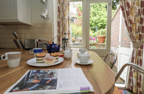 Frampton Cottage | THE ELBOW, family friendly, character holiday cottage in Frampton