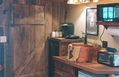 Flag Pond Cabin | The "Eleanor Rigby" DIRECT STREAM FRONT W HOT TUBnn