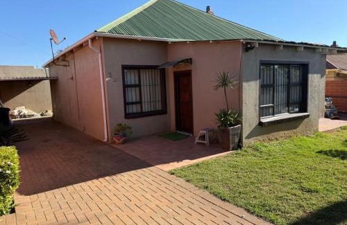 Greater Johannesburg Metropolitan Area House | The Elegant Retreat of The Silver Room