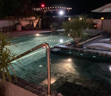 San Pa Thong Hotel | The Elephant House and Bungalows