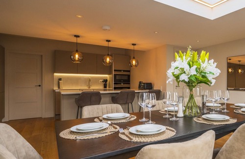 Henley House | The Elizabeth Suite - 3 Bedroom With Parking