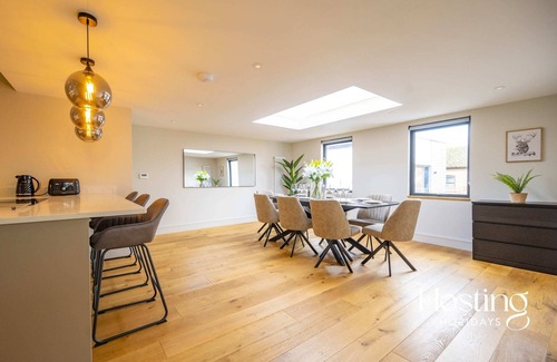 Henley House | The Elizabeth Suite - 3 Bedroom With Parking